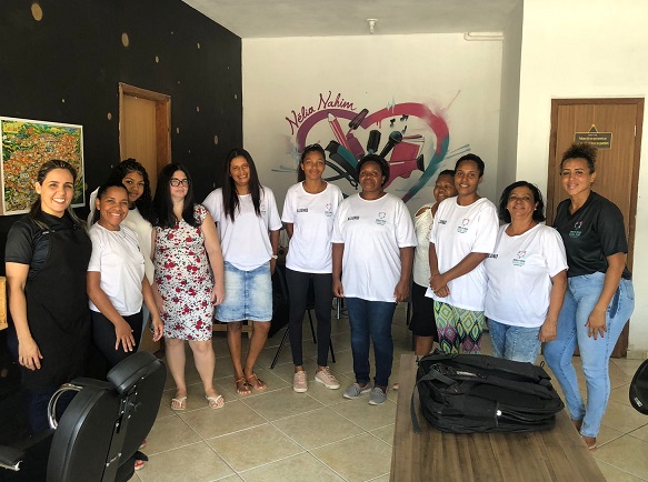 Aula de beleza com as mulheres no Instituto Cuidando de Vidas